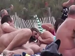 Diva აძლევს blowjob და იღებს fucked შეყვარებული მანქანის hood