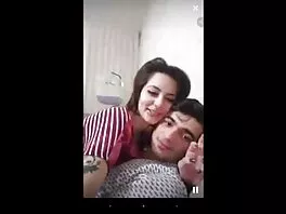 ჯანჯაფილ გოგონას უფროსი ჯენტლმენი ლურსმნავს