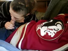 შემოქმედებითი წყვილი იწყება წინასწარი თამაშებით გზის პირას.