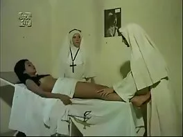 რეზინი მშვენივრად მასაჟებს შიშველ ქერაზე, რაც მას ძალიან რქებს