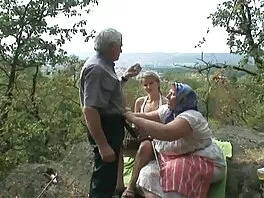 გოგონები სულელურად იქცევიან ბიჭთან ერთად წვეულების დროს ადგილობრივ აუზ ბარში