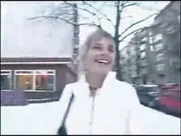 იღბლიანი რუსი ხუჭუჭა ახვევს ორ წვრილ მოყვარულ წიწილს