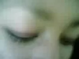 გოგონა წყვეტს დილდოს გამოყენებას მაშინ, როდესაც არსებობს შანსი, რომ გაწითლდეს