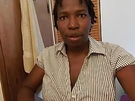 შავგვრემანი hottie პატარა მკერდი მიიღო მისი hairy cunt fucked
