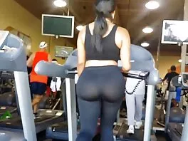 Busty babe სარგებლობს ასრულებს titty fuck for foreplay