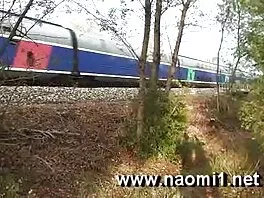 თინეიჯერებს არ შეუძლიათ შეაჩერონ მებრძოლი მამაკაცები და ბიჭები იწყებენ ბანგბორაციას გოგოსთან