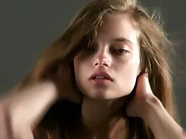 შავგვრემანი hottie სარგებლობს თავად ცხელი gangbang აქცია