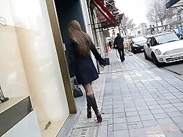 ულამაზესი აზიური ანგელოზი მინეტს აძლევს და მგზავრობის განწყობაზეა