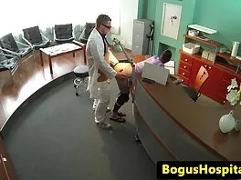 ქალი დუეტი გამოცდის მათ ბინჟობის უნარებს