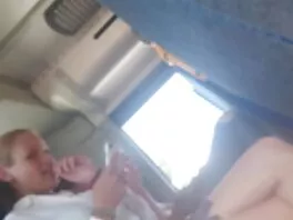 Dude იღებს boner უყურებს მისი ცოლი სხვა მამაკაცი