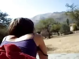 მიმზიდველი MILF იძლევა გასაოცარ დარტყმას და მზად არის გასასეირნებლად